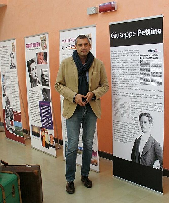 L'assessore Cosmo Galasso fra i pannelli della Mostra